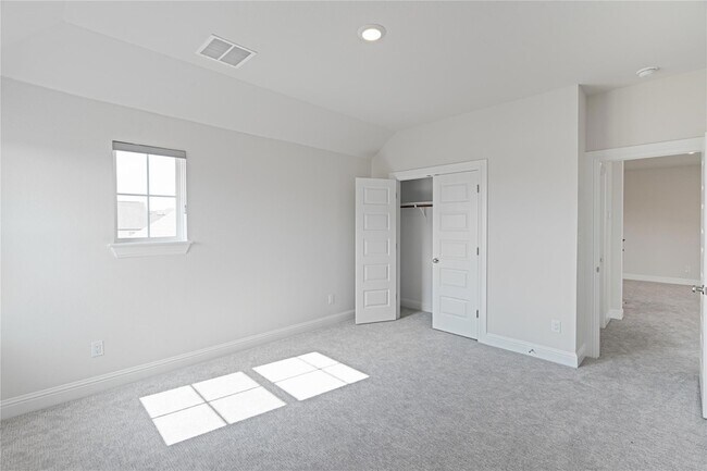 Building Photo - 301 Northcrest Dr
