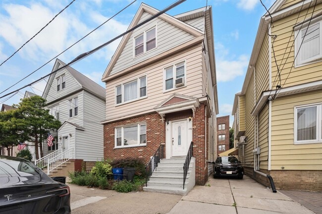 Building Photo - 172 W 49th St