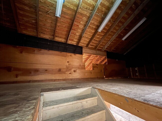 Building Photo - Luxurious 4-Bedroom Retreat with Mount Rai...