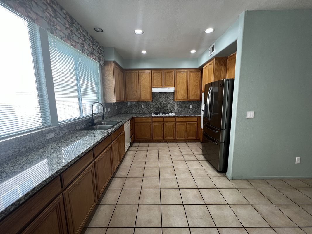 Building Photo - 8327 San Ramon Dr