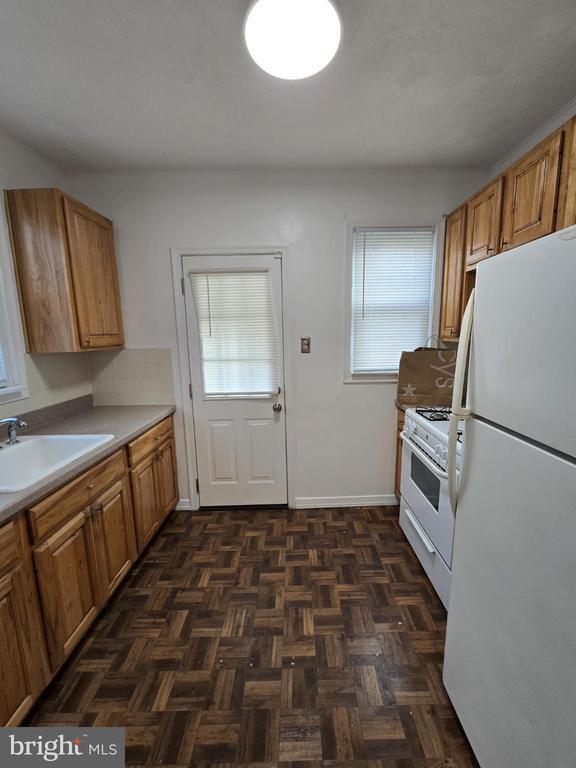 Building Photo - 831 Fanshawe St