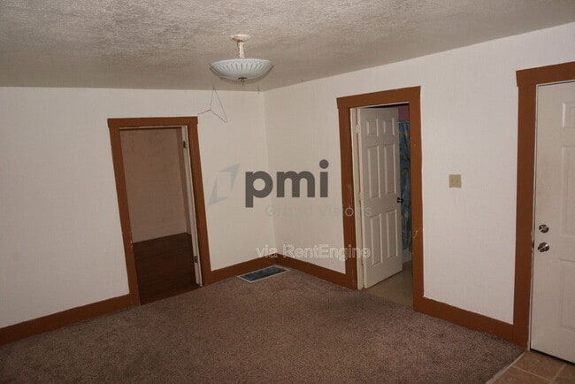 Building Photo - 2582 E Garfield Ave