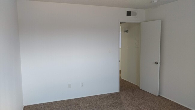 Building Photo - 2813-2819 N. West Ave 4-Plex - 611