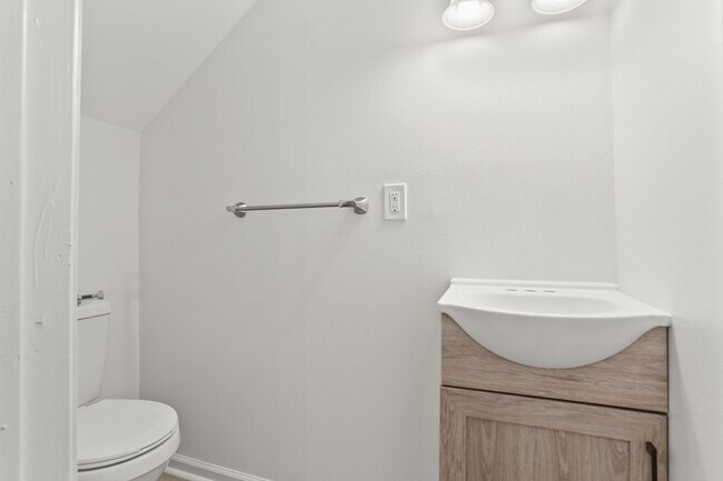 Building Photo - Brand New 2BD/1.5BA Only 1/2 Block Off St Charles Ave