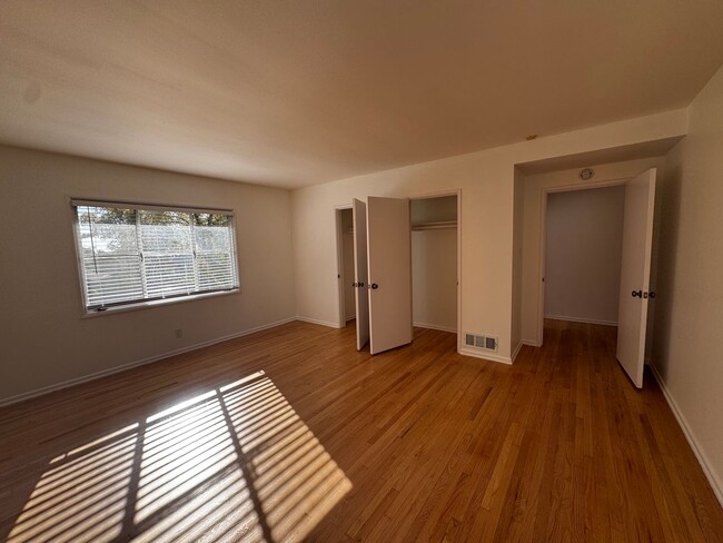 Building Photo - SPACIOUS 3 BEDROOM 2.5 BATH IN THE HEART O...