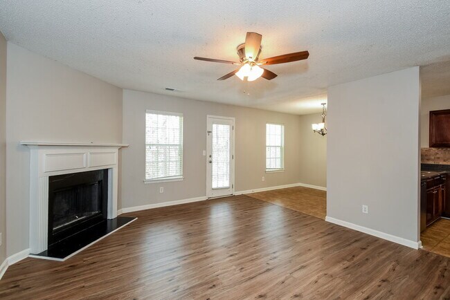 Building Photo - 123 Hidden Creek Dr