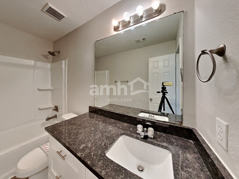Building Photo - 18347 Austin Oak Ln