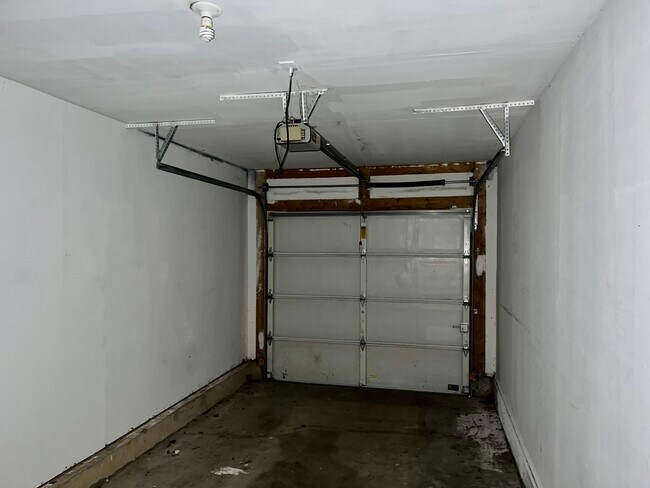 Building Photo - 8433 Southgate Commons Dr