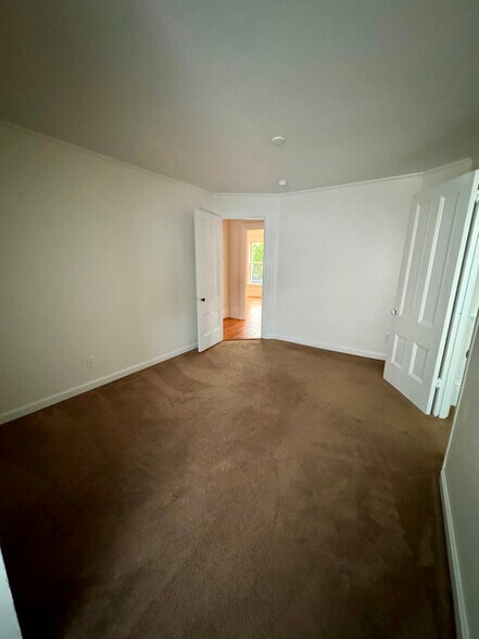 Building Photo - 76 Elm St