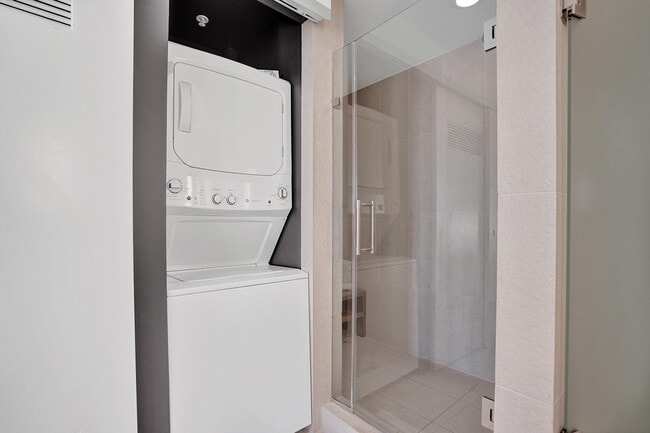 Building Photo - 3101 Bayshore Dr