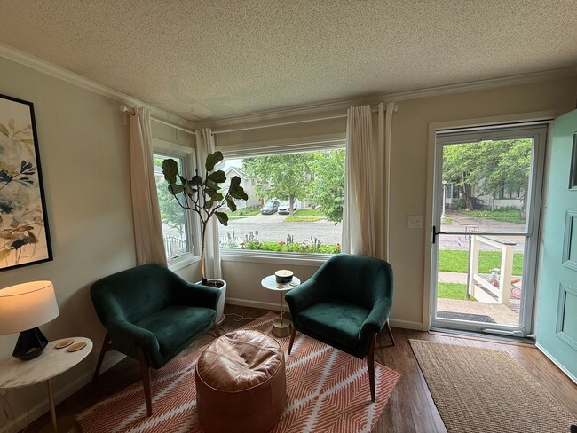 Building Photo - Beautifully Updated 4 Bed 2 Bath St.Paul S...