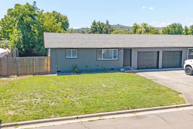 Building Photo - Modern 2-Bedroom Duplex with New Kitchen &...