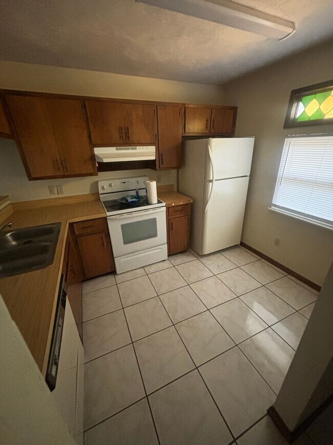 Building Photo - Large 2/2 flat, walking distance to Capita...