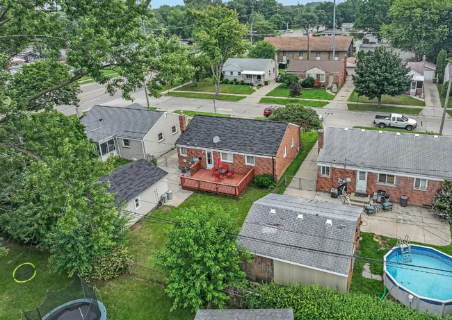 Building Photo - Updated Ranch with Bonus Space & Prime Loc...