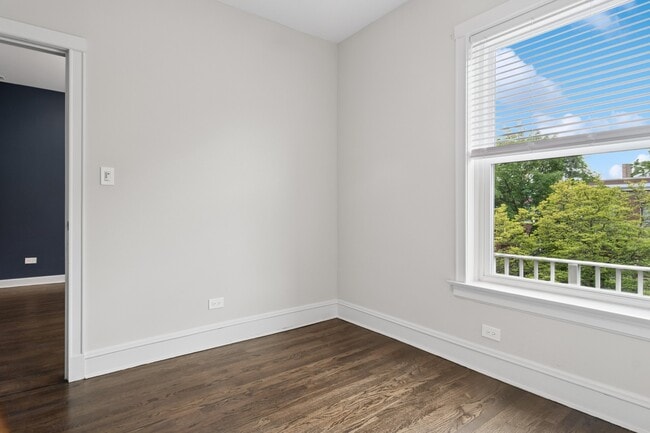 Building Photo - 1408 W Belle Plaine Ave