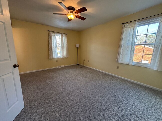 Building Photo - 136 Grimes St