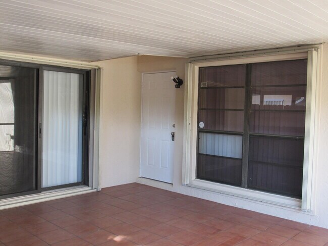 Building Photo - 1065 Manor Dr
