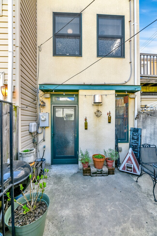 Building Photo - 307 S Chapel St