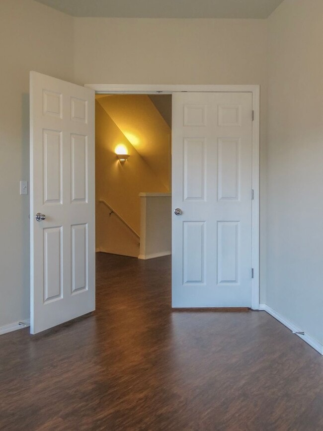 Building Photo - !!!! West Linn Townhome Available 3 Bedroo...