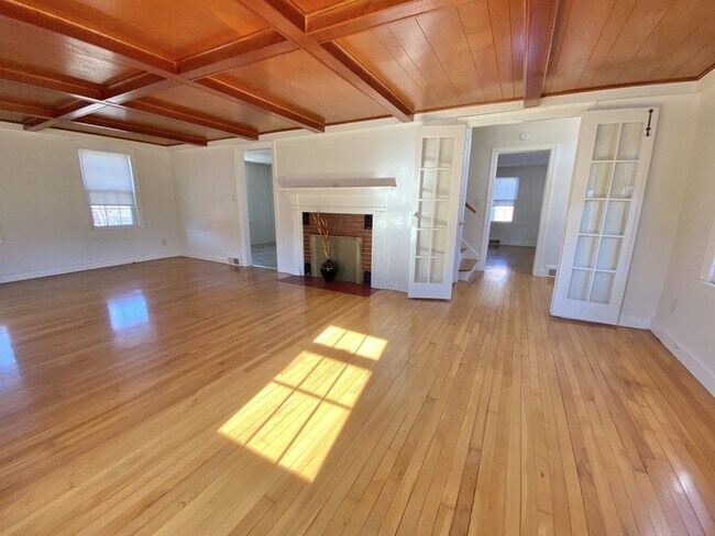 Building Photo - 617 Center St