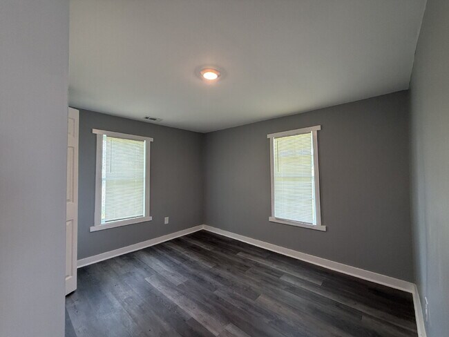 Building Photo - 2 bedroom Cozy Living with Modern Comforts!"