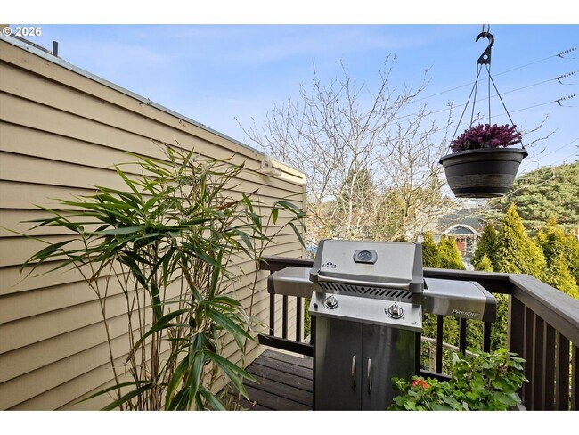 Building Photo - Spacious 3 Bedroom Townhome with Stainless Steel Appliances, Attached Garage & Open Layout