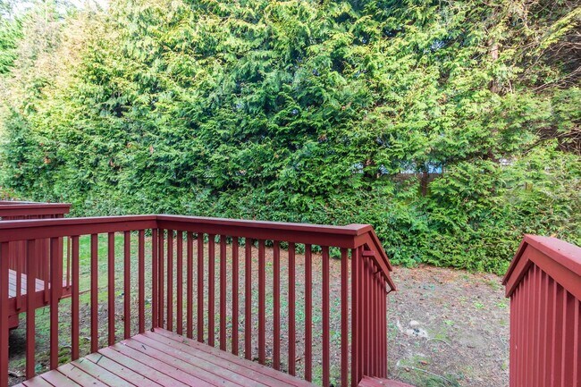 Building Photo - 2 Bedroom, 2.5 Bath Condo in Madrona Heights