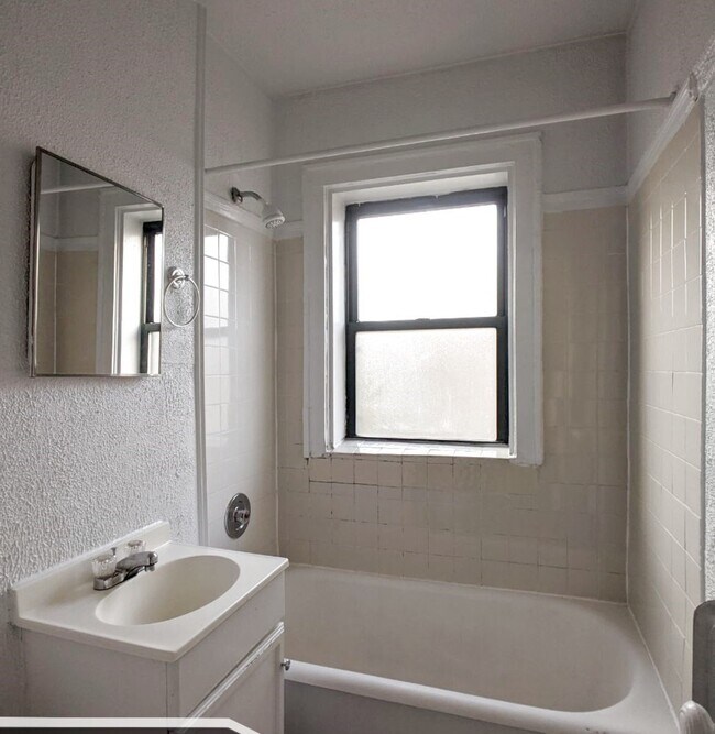 Building Photo - 2332 N Spaulding Ave