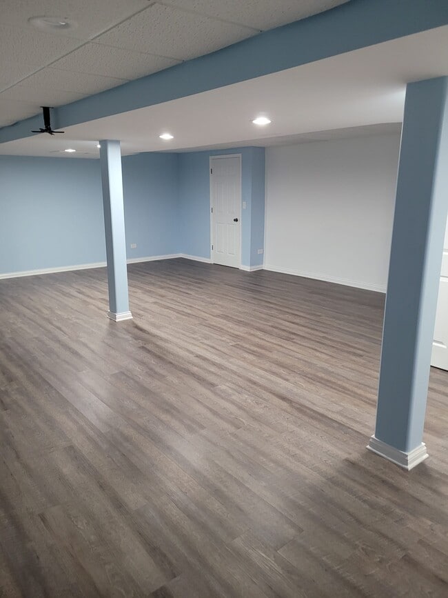 Building Photo - 920 Sweetflower Dr