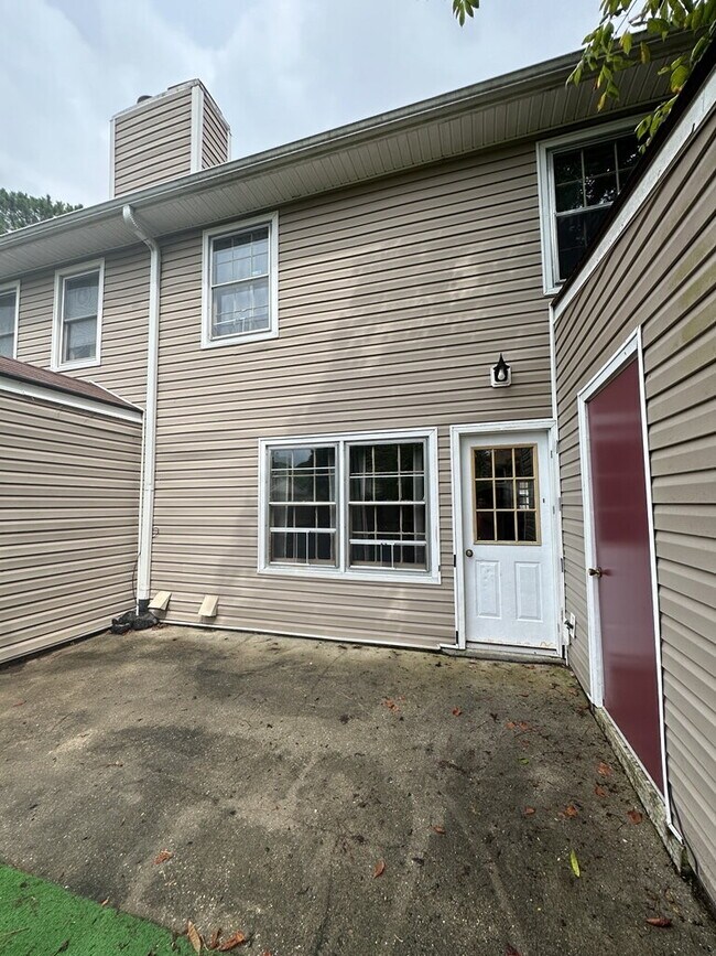 Building Photo - 109 Palace Cir