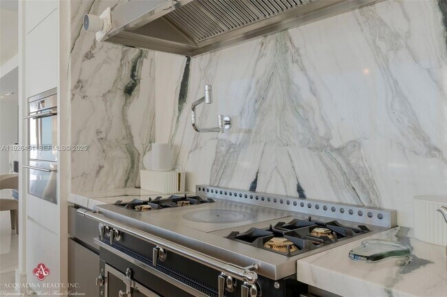 Building Photo - 17975 Collins Ave