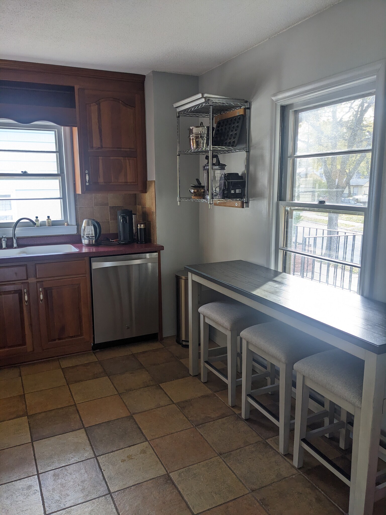 Building Photo - 643 36 1/2 Ave NE