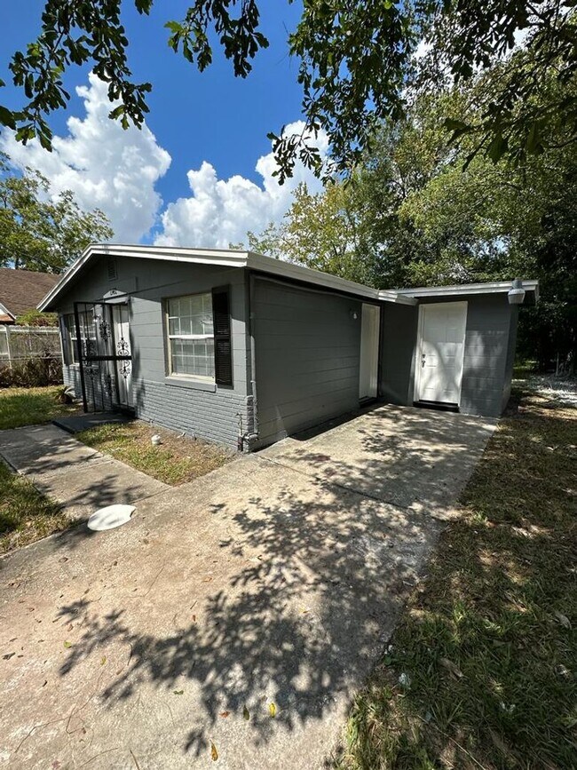 Building Photo - Fully Renovated 3/1 Single Family Available Now!