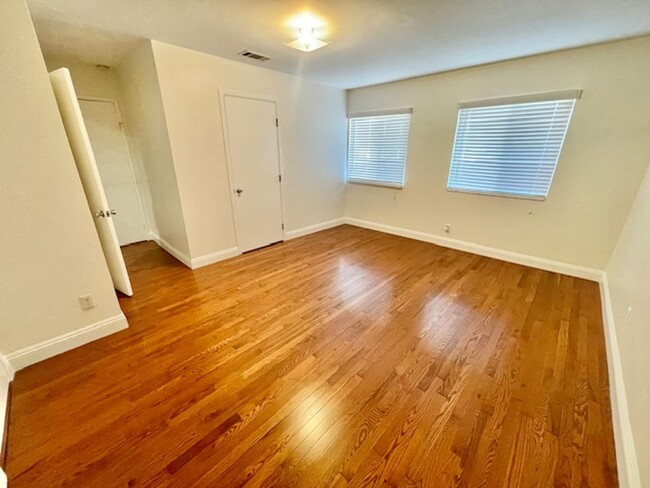 Building Photo - **LAKEWOOD 3BR/2BA+FAMILY ROOM **AVAILABLE...