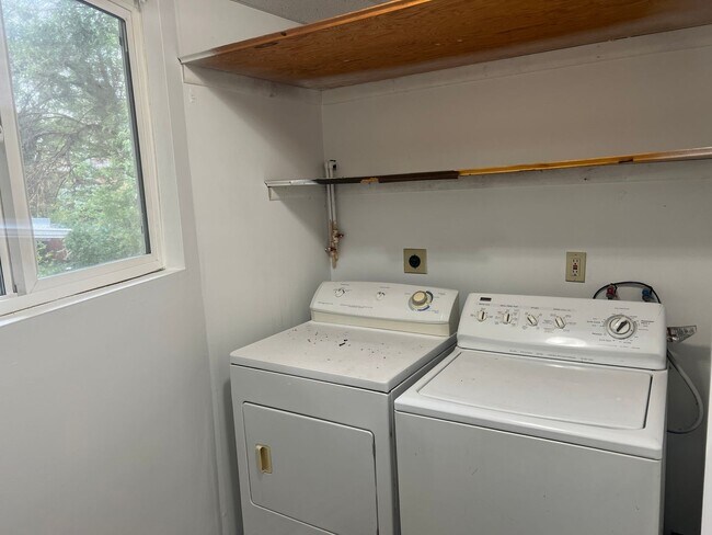 Building Photo - 2 Bed 1 Bath in Edgewater!
