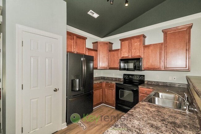 Building Photo - Gorgeous  Townhome - 2 Br/2 Bath, Pet-Friendly. Just  a short walk from UNCW in Wilmington!