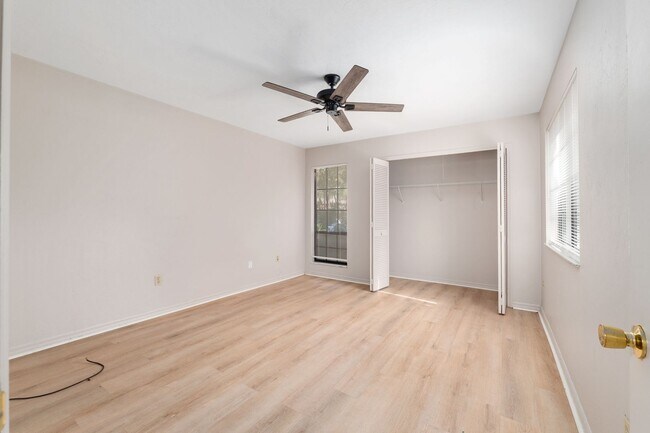 Building Photo - Spacious 3/3 townhome-style condo in Rockwood Villas with washer/dryer