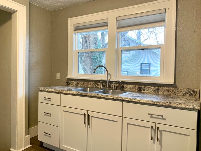 Building Photo - Three Bedroom House in Kalamazoo
