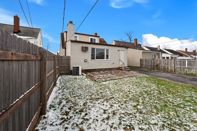 Building Photo - Beautiful Home in South Euclid
