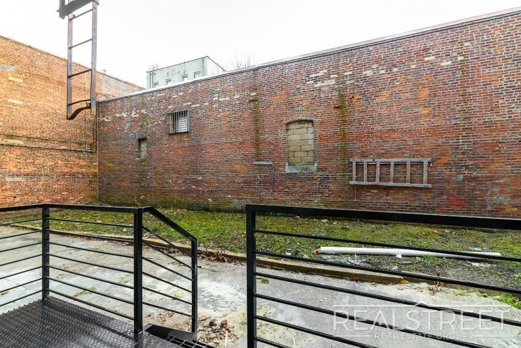 Building Photo - 1 Bed W. Tons of Space in Crown Heights!