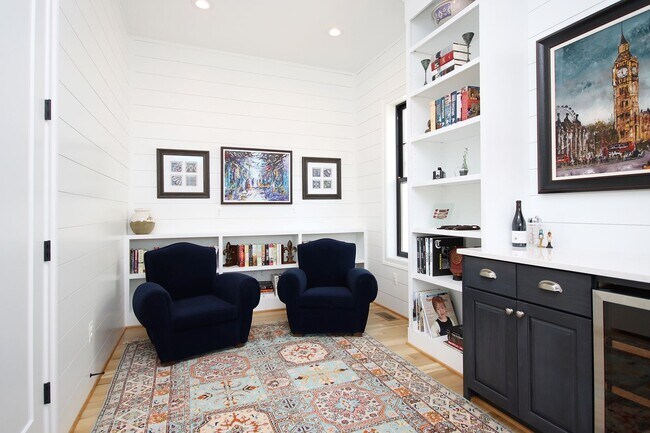 Building Photo - Beautiful, Custom-Built Pet-Friendly Lochlyn Hill Home