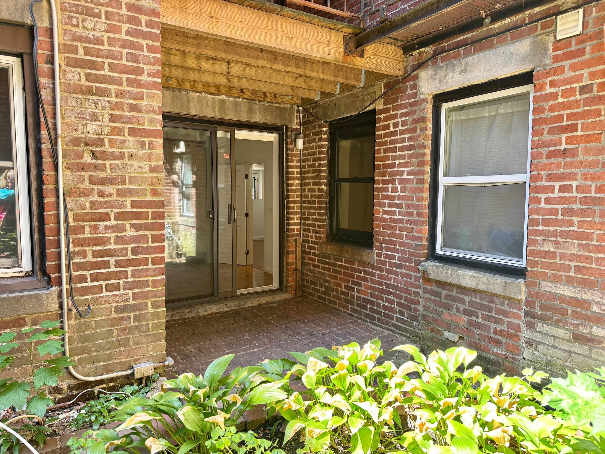 Building Photo - 390 Riverway