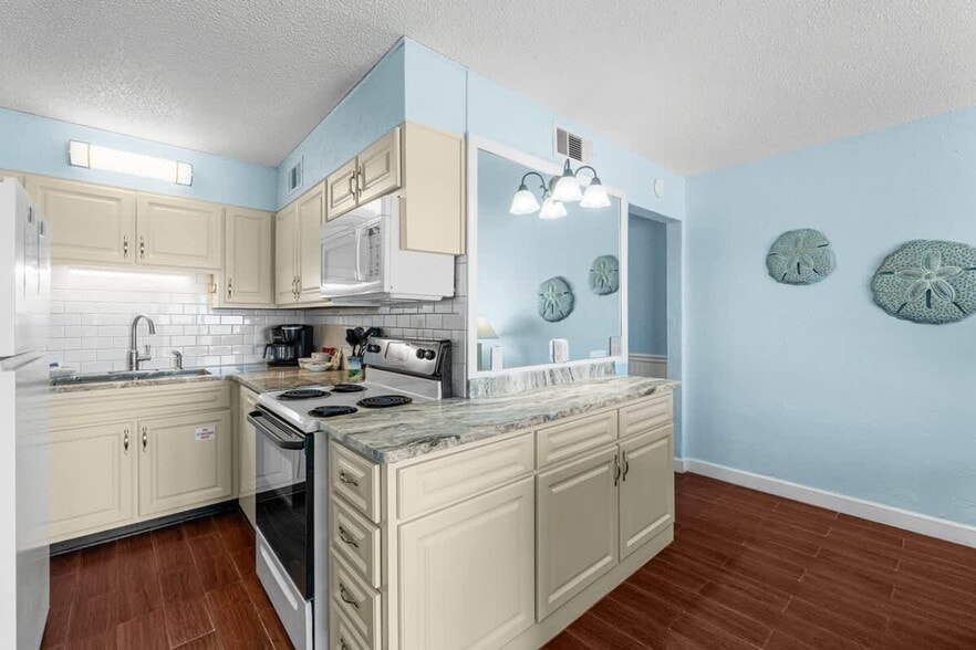 Building Photo - 8743 Thomas Dr