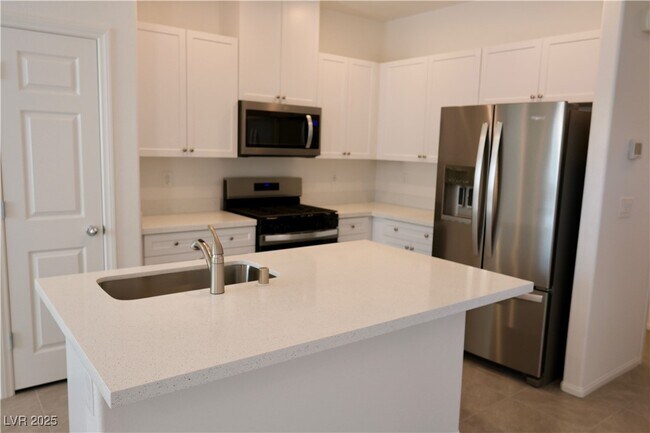 Building Photo - 1168 Heliodor Ave