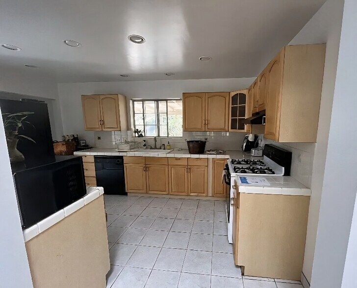 Building Photo - 7516 Whitaker Ave