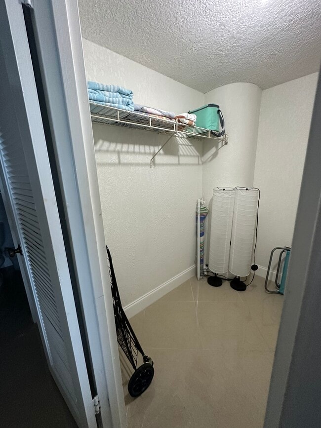 Building Photo - 3725 S Ocean Dr