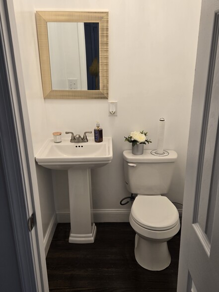 Building Photo - 1511 Woodbourne Ave