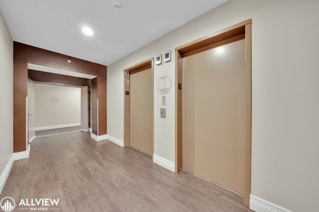 Building Photo - Location, Luxury, and Lifestyle – Top Floo...