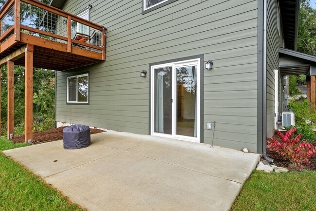 Building Photo - 535-537 NE Vena St