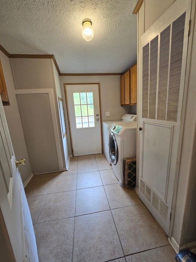Building Photo - NEW LISTING!!!!!